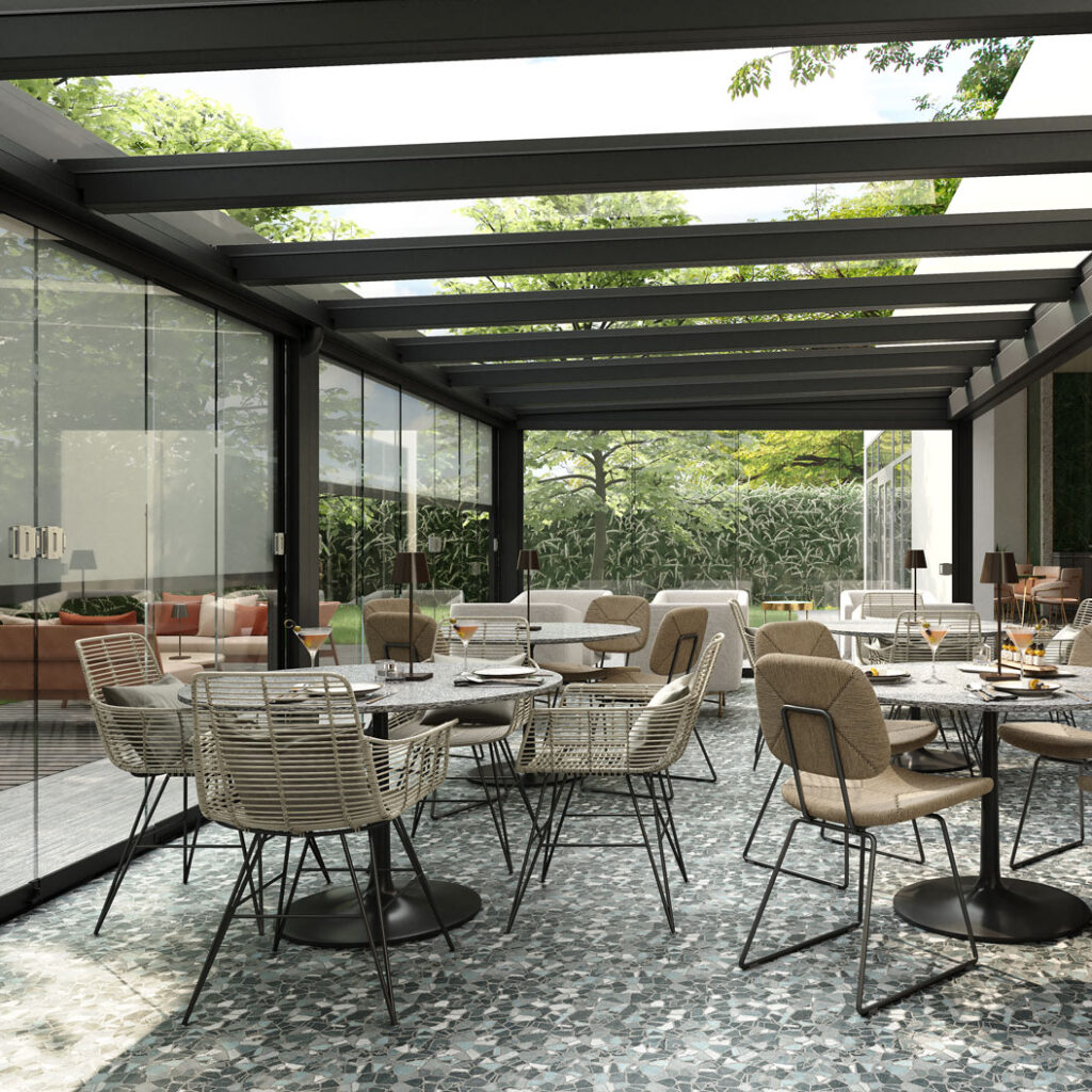Moderner Glas-Pavillon mit neutralen Möbeln, begrüntem Hintergrund und natürlichem Licht.