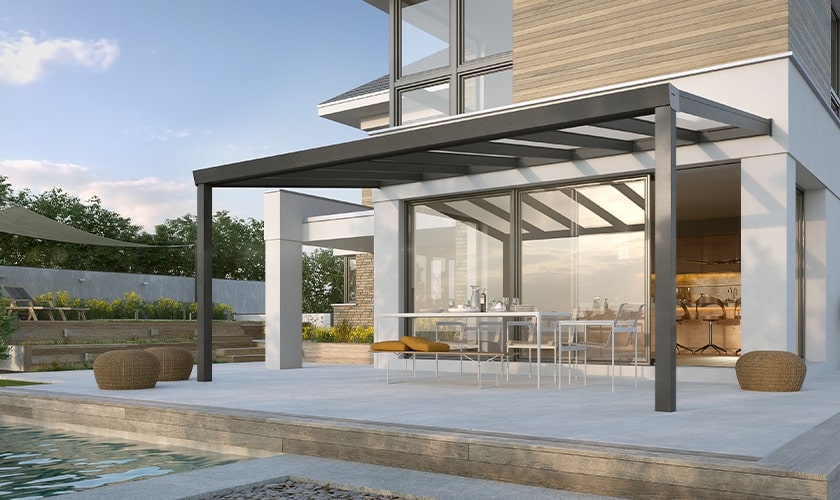 Moderne Terrasse mit Pergola, Glasdach, Tisch, Stühlen und Pool; sonniger Tag, keine Personen.