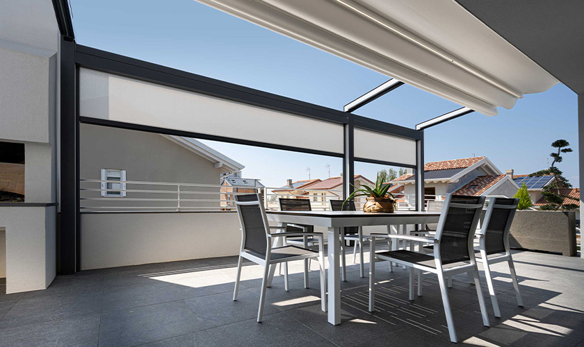 Überdachte Terrasse mit Tisch, weißen Stühlen und Pflanze, modernes Design, blauer Himmel.