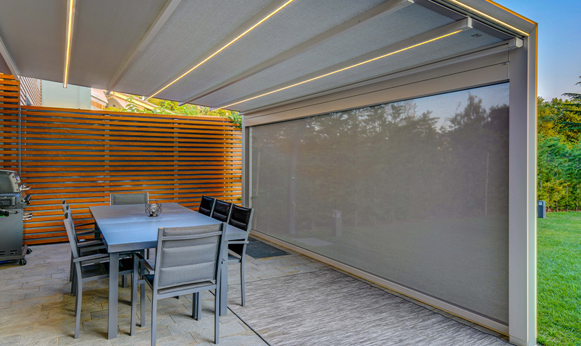 Moderne Terrasse mit Esstisch und Stühlen, Pergola aus Holz und grauen Markisen.
