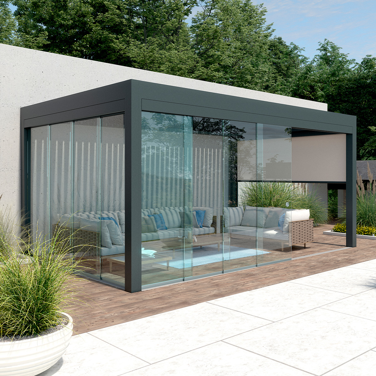 Moderner Außenbereich mit verglastem Pavillon, bequemen Sitzmöbeln und üppigen Pflanzen.
